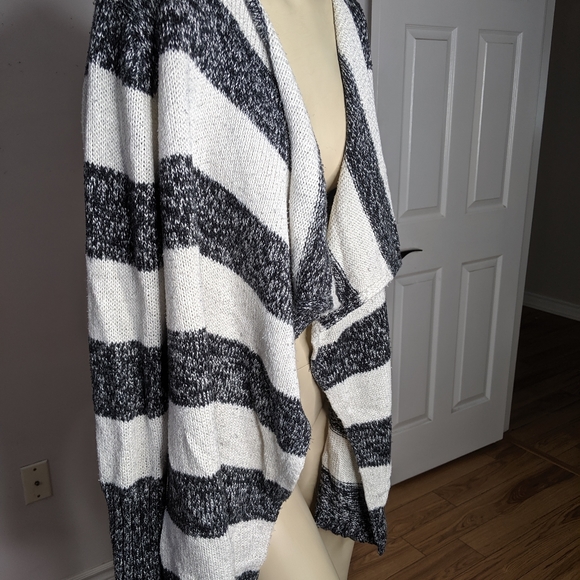 Torrid - sweater wrap - Picture 4 of 9